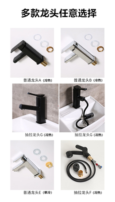 陶磁器の上は洗面器の保存水が付いている壁に取り付けられた尿瓶を発芽させる